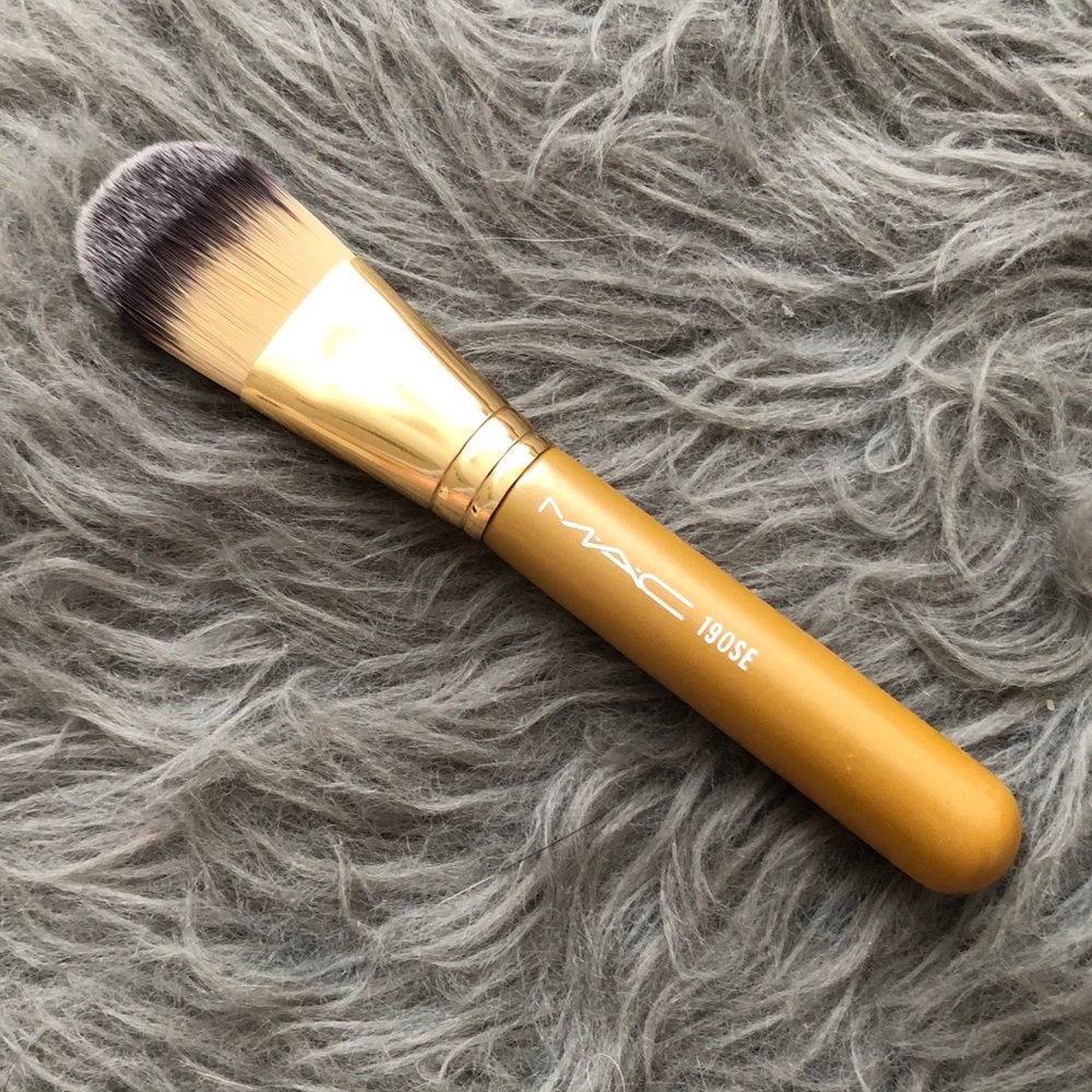 MAC Heirlooms Collection 190SE Foundation Brush